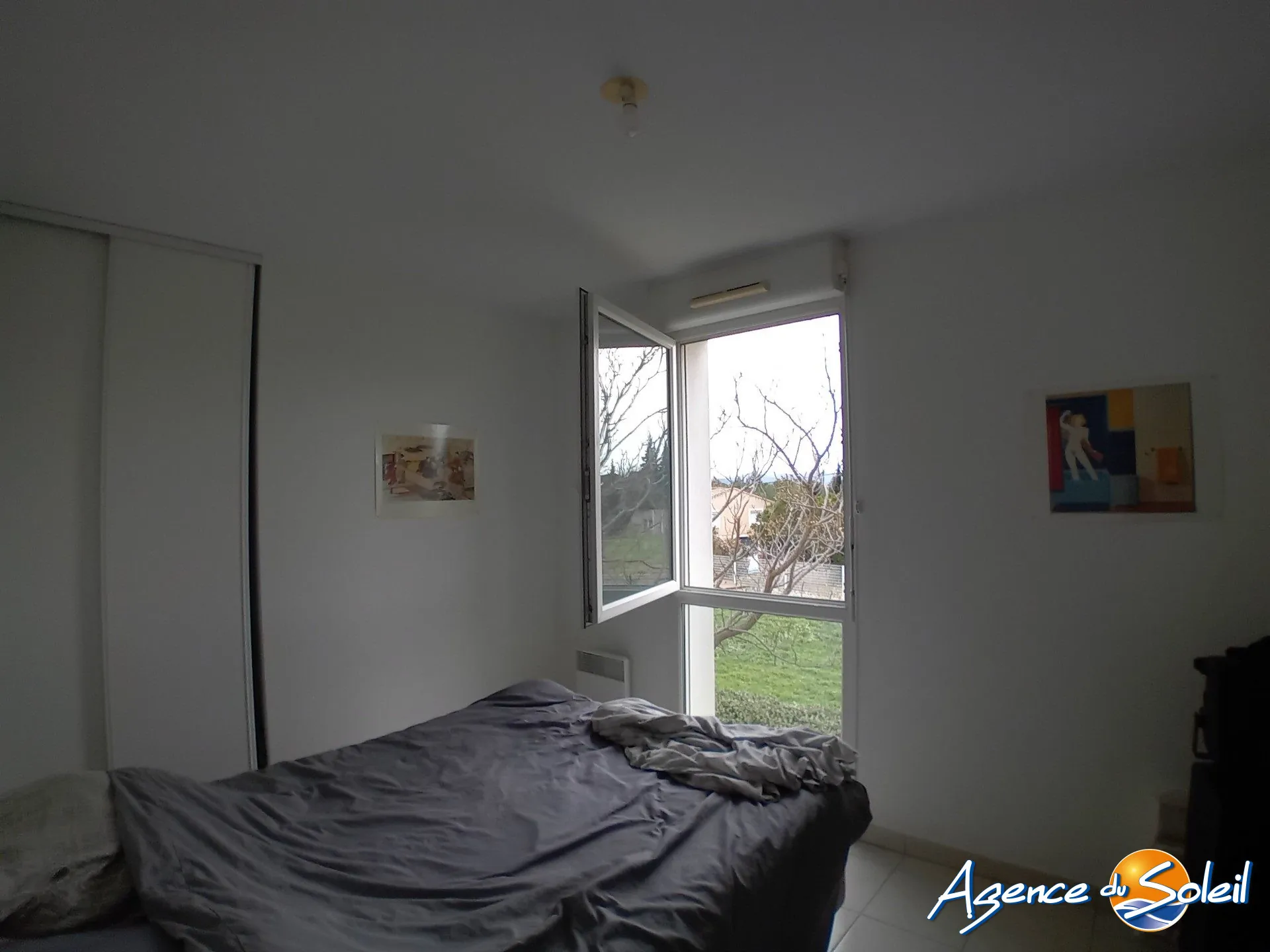 Investissement locatif T3 à Lézignan-Corbières avec parking et vue sur piscine, proximité commerce 