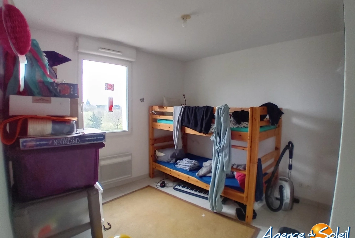 Investissement locatif T3 à Lézignan-Corbières avec parking et vue sur piscine, proximité commerce 