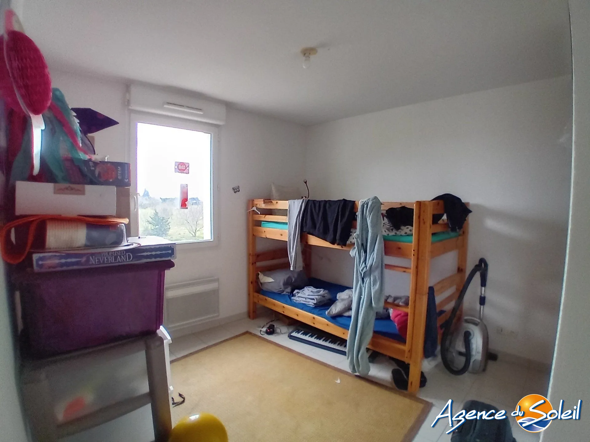 Investissement locatif T3 à Lézignan-Corbières avec parking et vue sur piscine, proximité commerce 