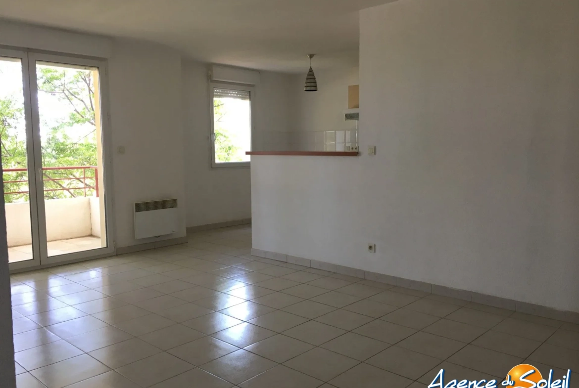 Investissement locatif T3 à Lézignan-Corbières avec parking et vue sur piscine, proximité commerce 