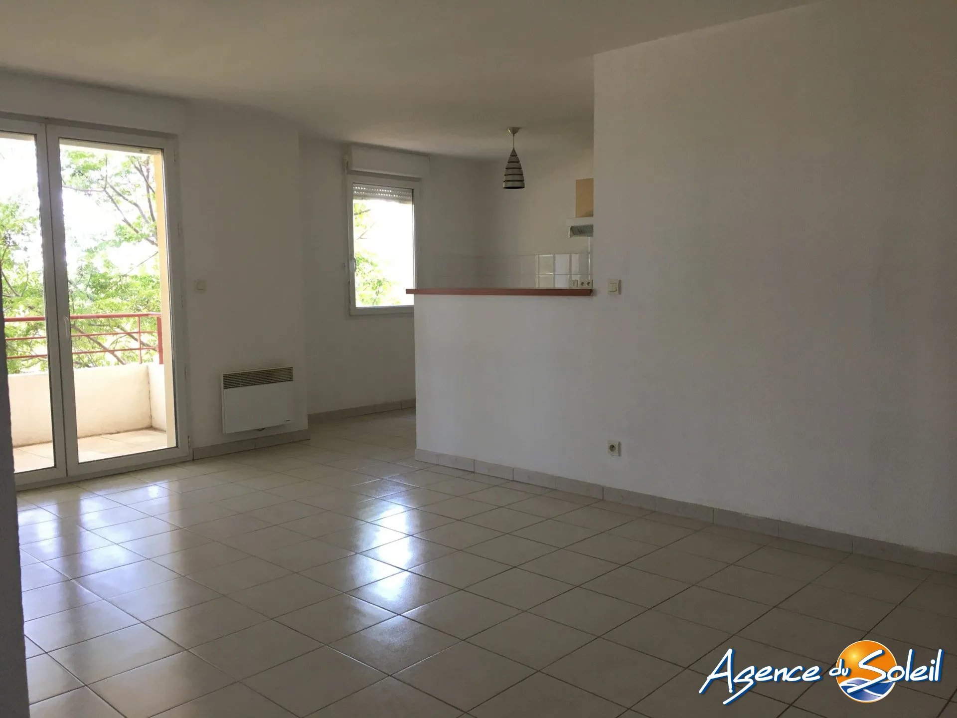 Investissement locatif T3 à Lézignan-Corbières avec parking et vue sur piscine, proximité commerce 