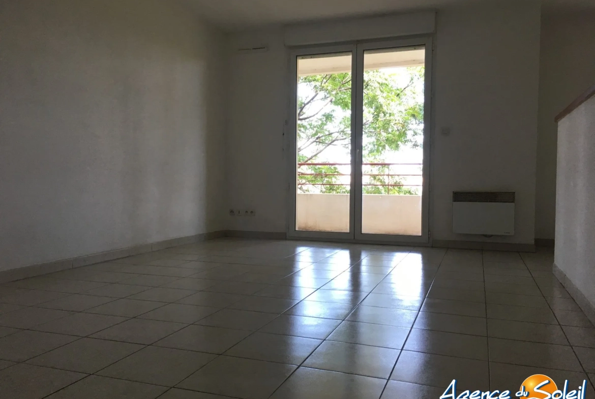Investissement locatif T3 à Lézignan-Corbières avec parking et vue sur piscine, proximité commerce 