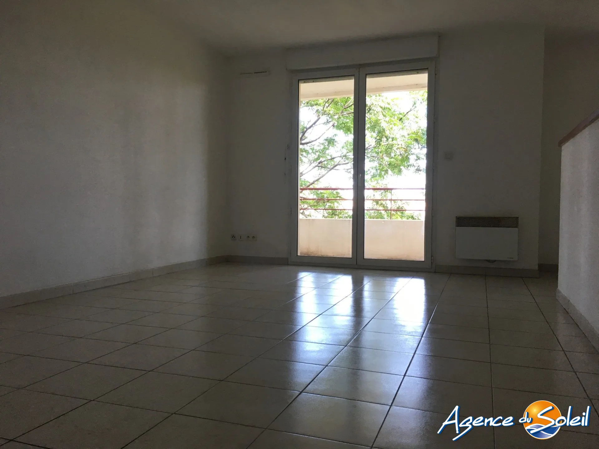 Investissement locatif T3 à Lézignan-Corbières avec parking et vue sur piscine, proximité commerce 