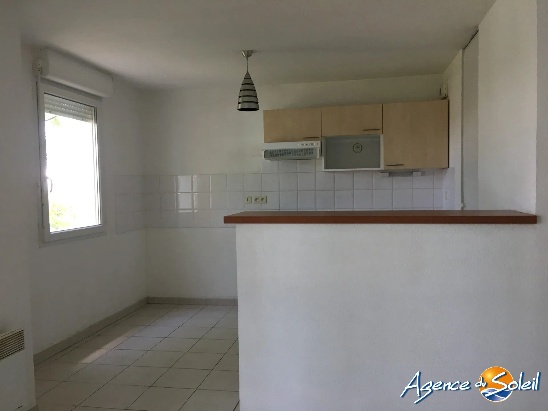 Investissement locatif T3 à Lézignan-Corbières avec parking et vue sur piscine, proximité commerce 