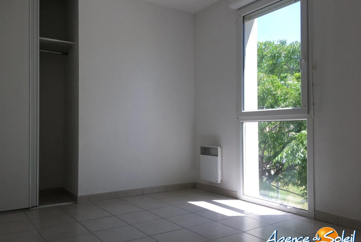 Investissement locatif T3 à Lézignan-Corbières avec parking et vue sur piscine, proximité commerce 