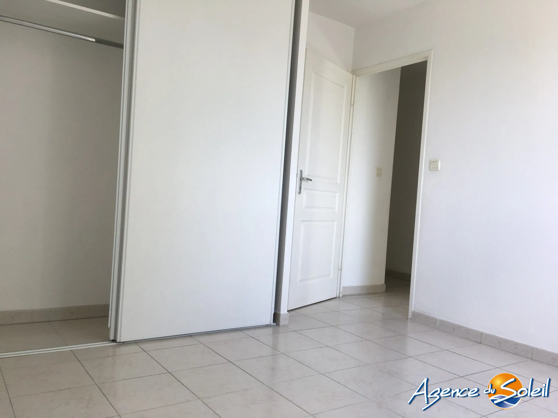 Investissement locatif T3 à Lézignan-Corbières avec parking et vue sur piscine, proximité commerce 