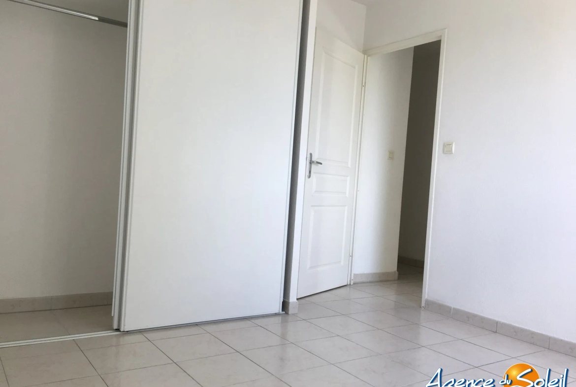 Investissement locatif T3 à Lézignan-Corbières avec parking et vue sur piscine, proximité commerce 