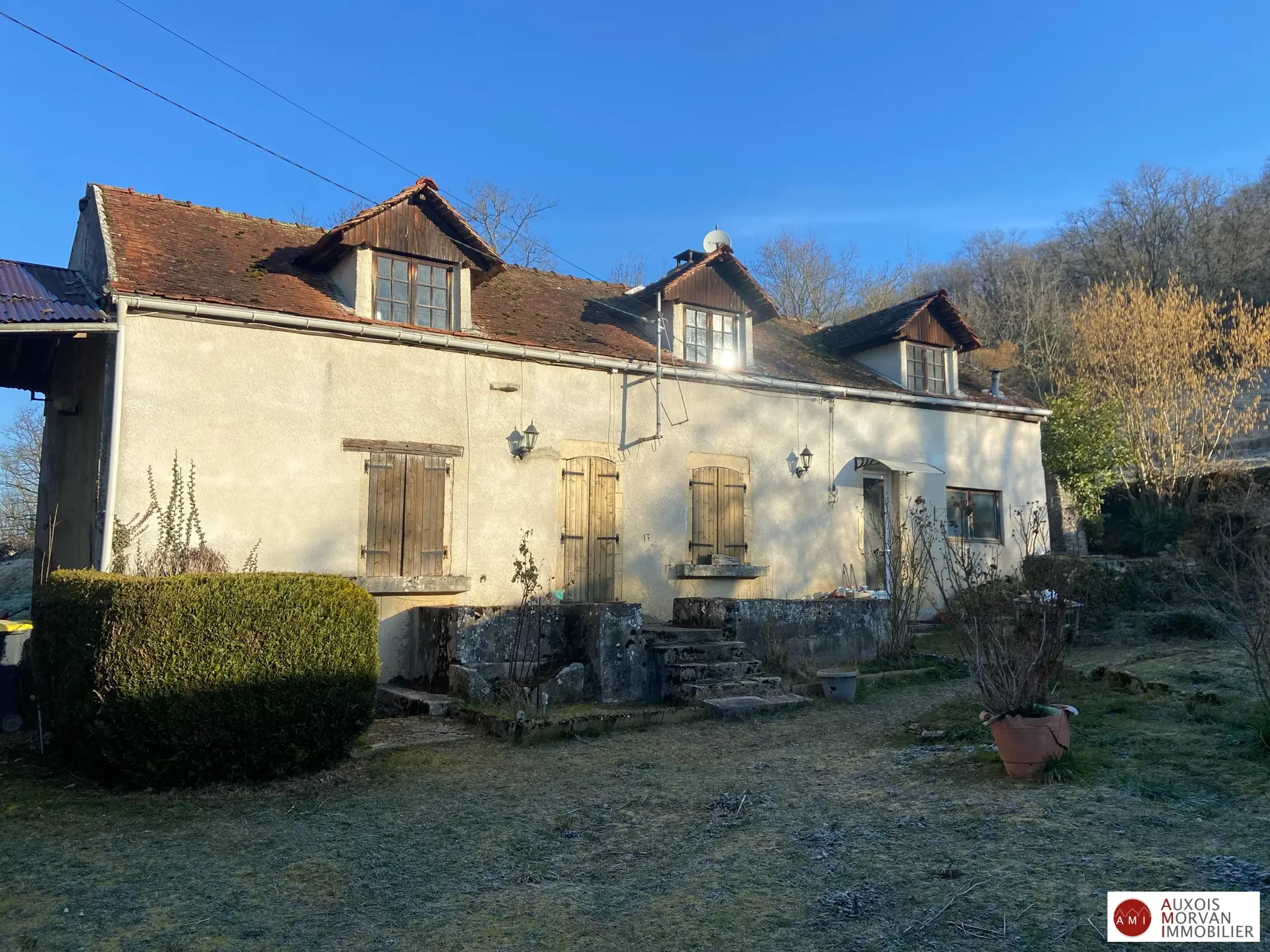 Maison ancienne à vendre à Montbard avec dépendances et grand terrain 