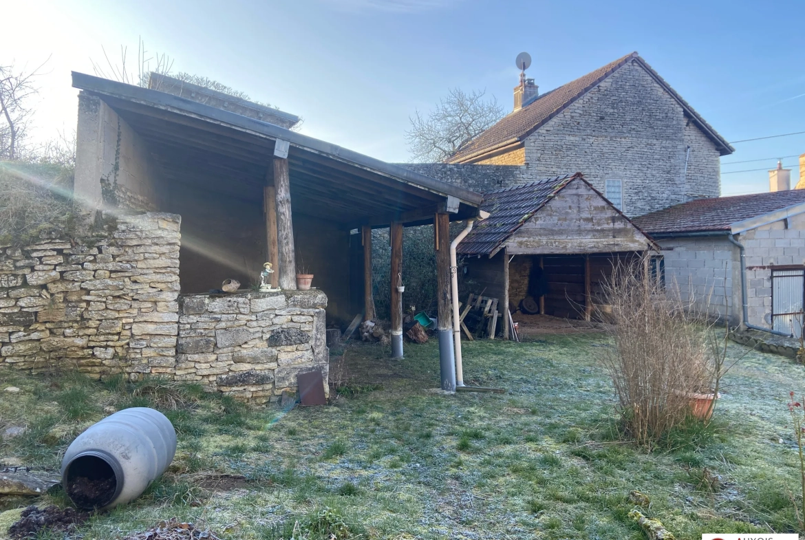 Maison ancienne à vendre à Montbard avec dépendances et grand terrain 