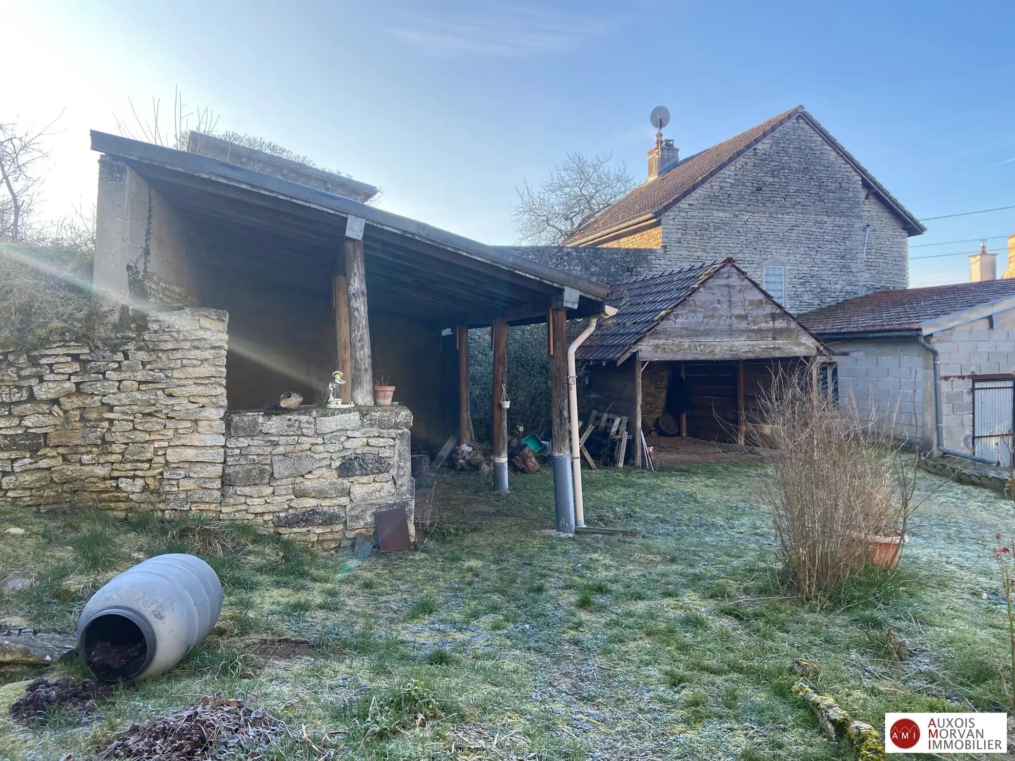 Maison ancienne à vendre à Montbard avec dépendances et grand terrain 