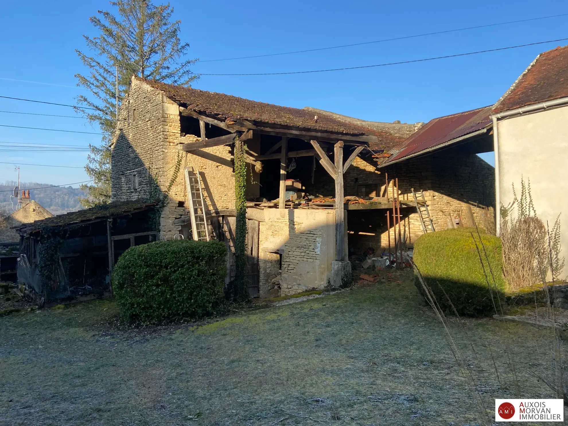 Maison ancienne à vendre à Montbard avec dépendances et grand terrain 