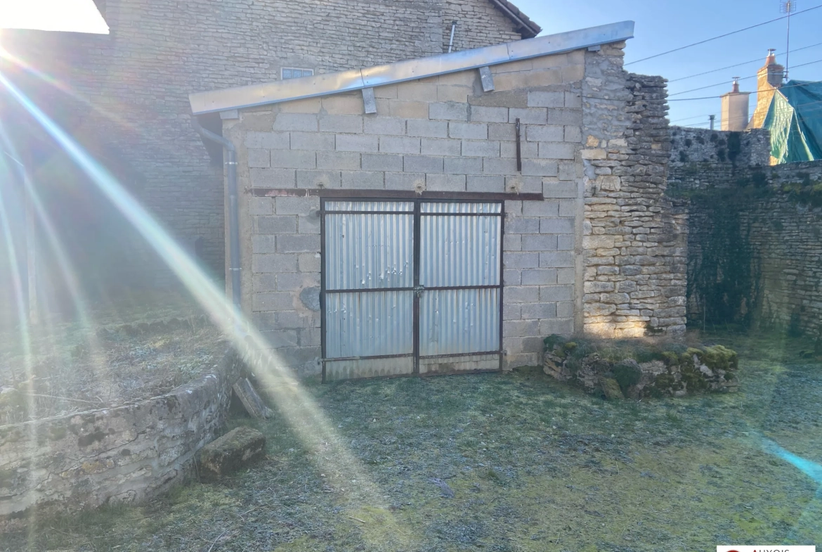Maison ancienne à vendre à Montbard avec dépendances et grand terrain 