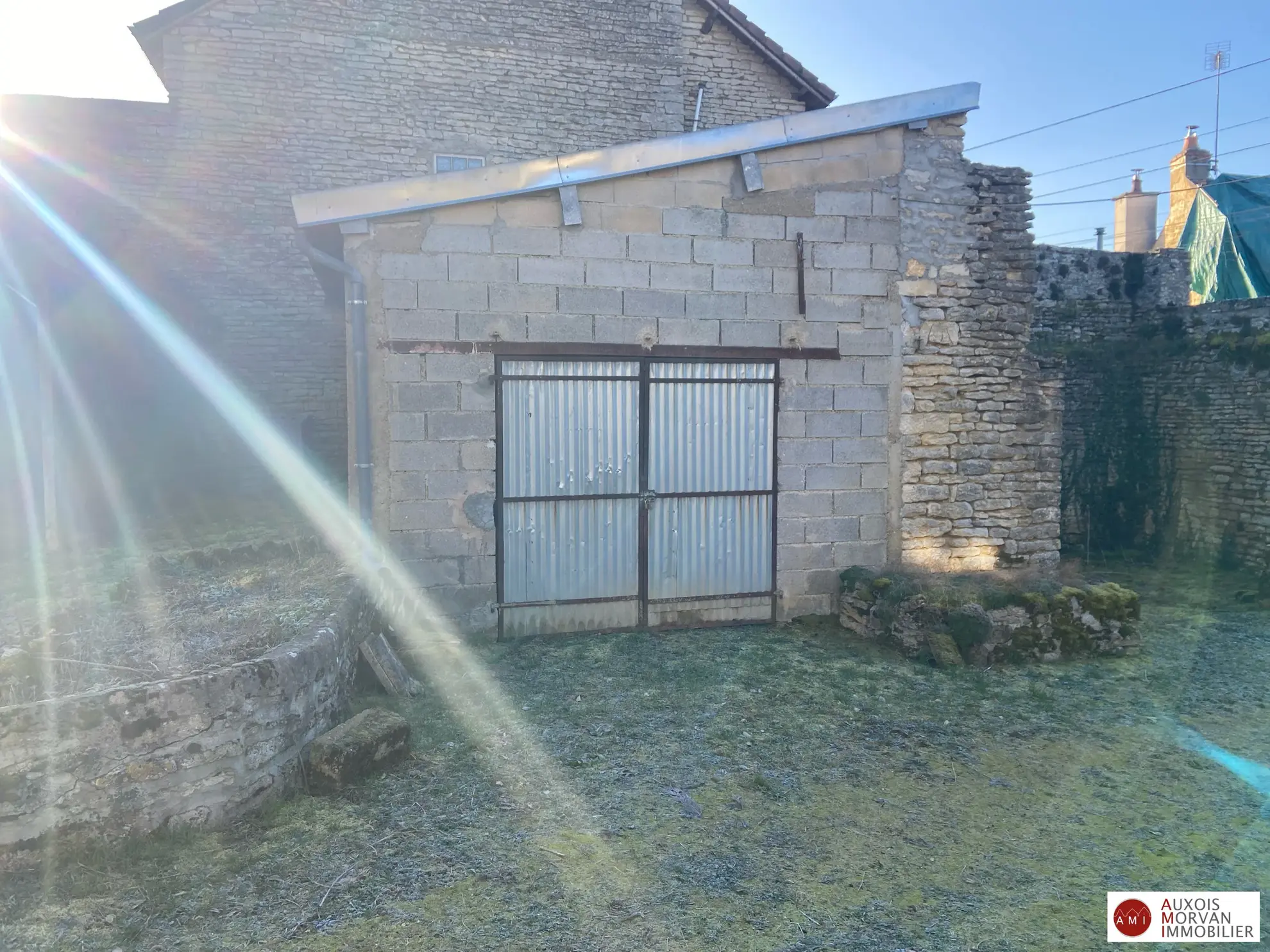 Maison ancienne à vendre à Montbard avec dépendances et grand terrain 