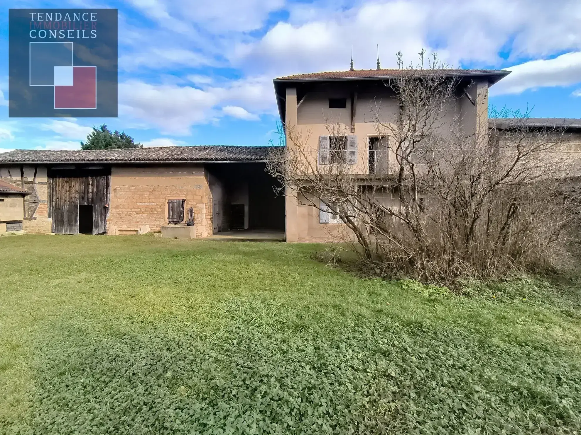 Maison ancienne à rénover à Feillens avec dépendances et potentiel d'agrandissement 