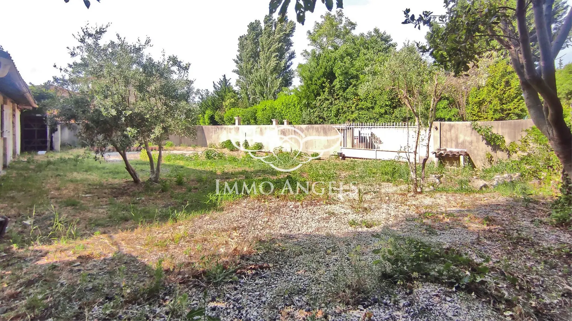 Terrain à vendre à Le Thor de 316 m², idéal pour projet immobilier 
