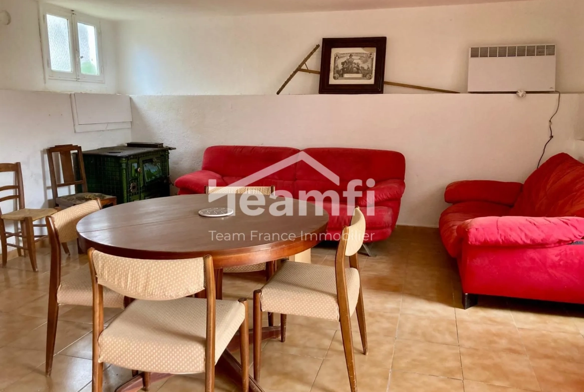 A vendre maison en pierre avec 4 chambres, jardin et potentiel de rénovation à Arconsat 