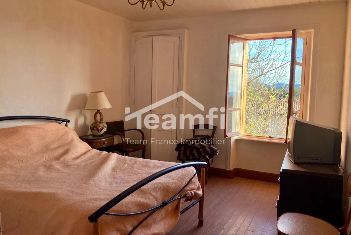 A vendre maison en pierre avec 4 chambres, jardin et potentiel de rénovation à Arconsat 