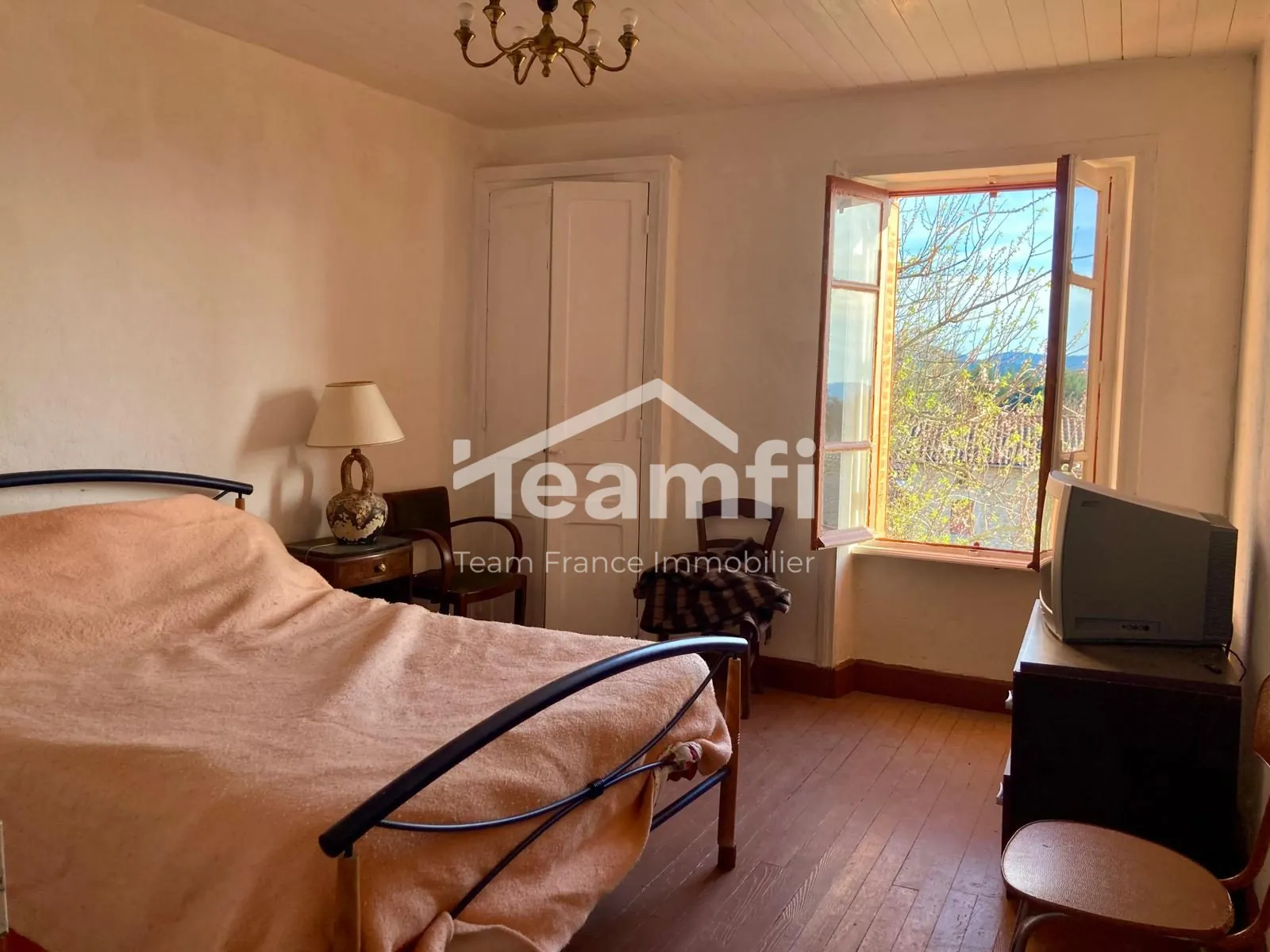 A vendre maison en pierre avec 4 chambres, jardin et potentiel de rénovation à Arconsat 