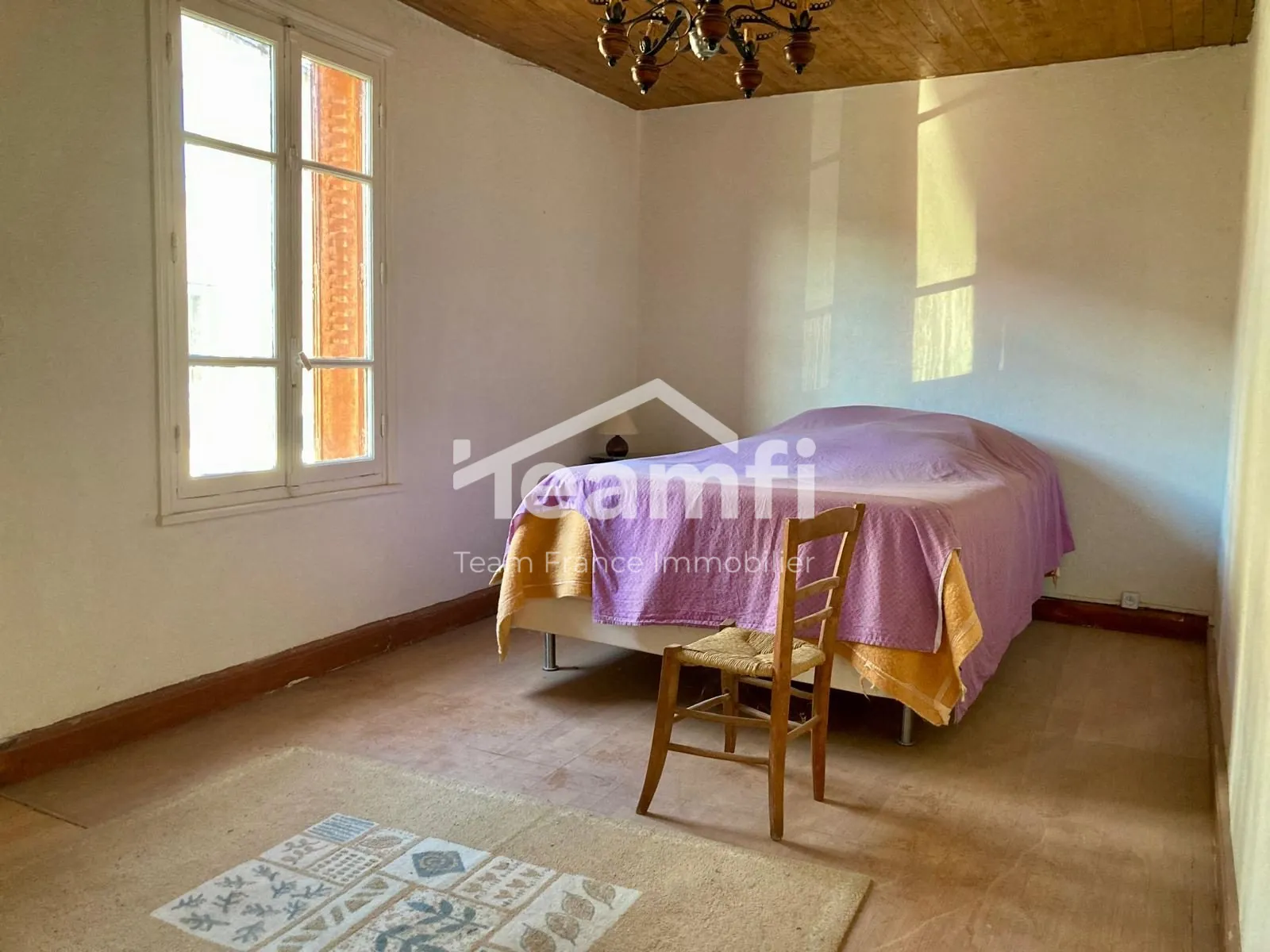 A vendre maison en pierre avec 4 chambres, jardin et potentiel de rénovation à Arconsat 