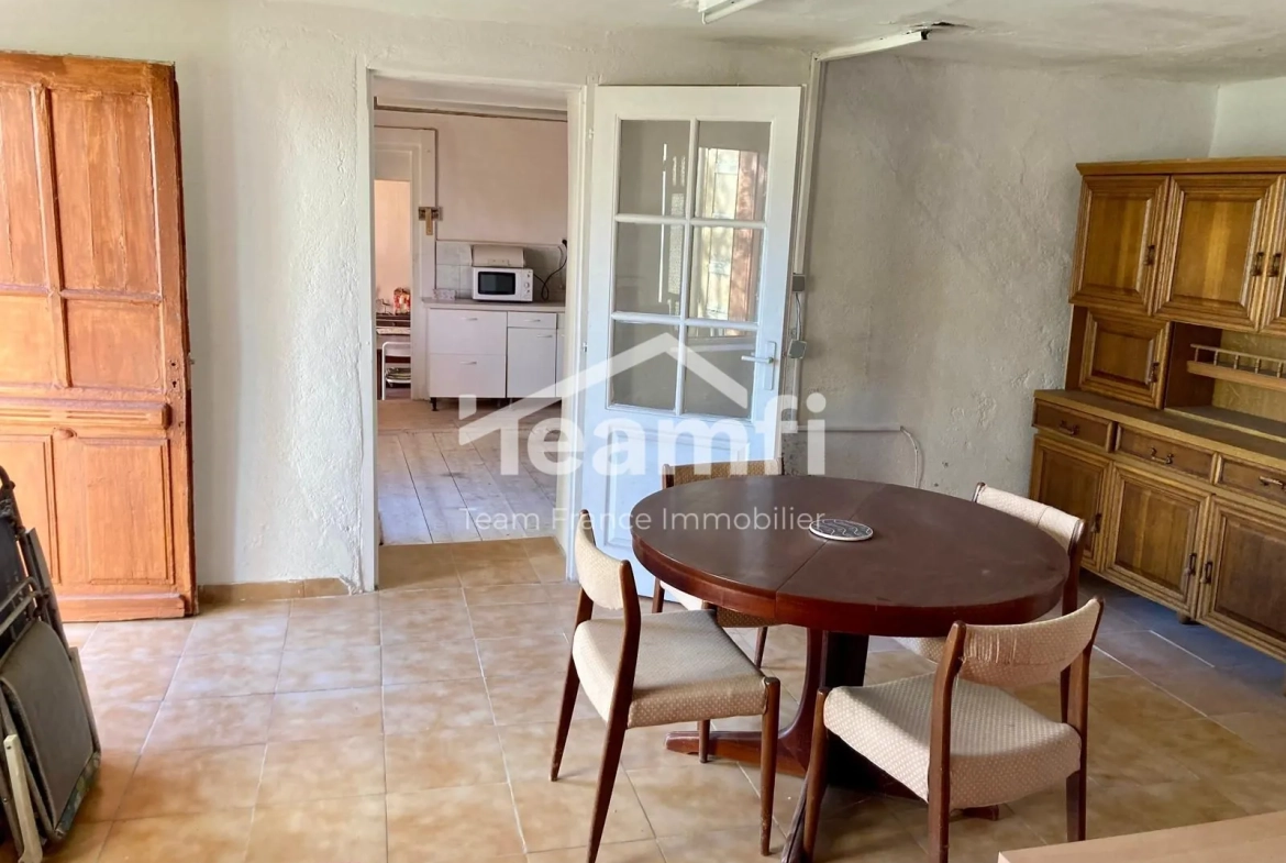 A vendre maison en pierre avec 4 chambres, jardin et potentiel de rénovation à Arconsat 