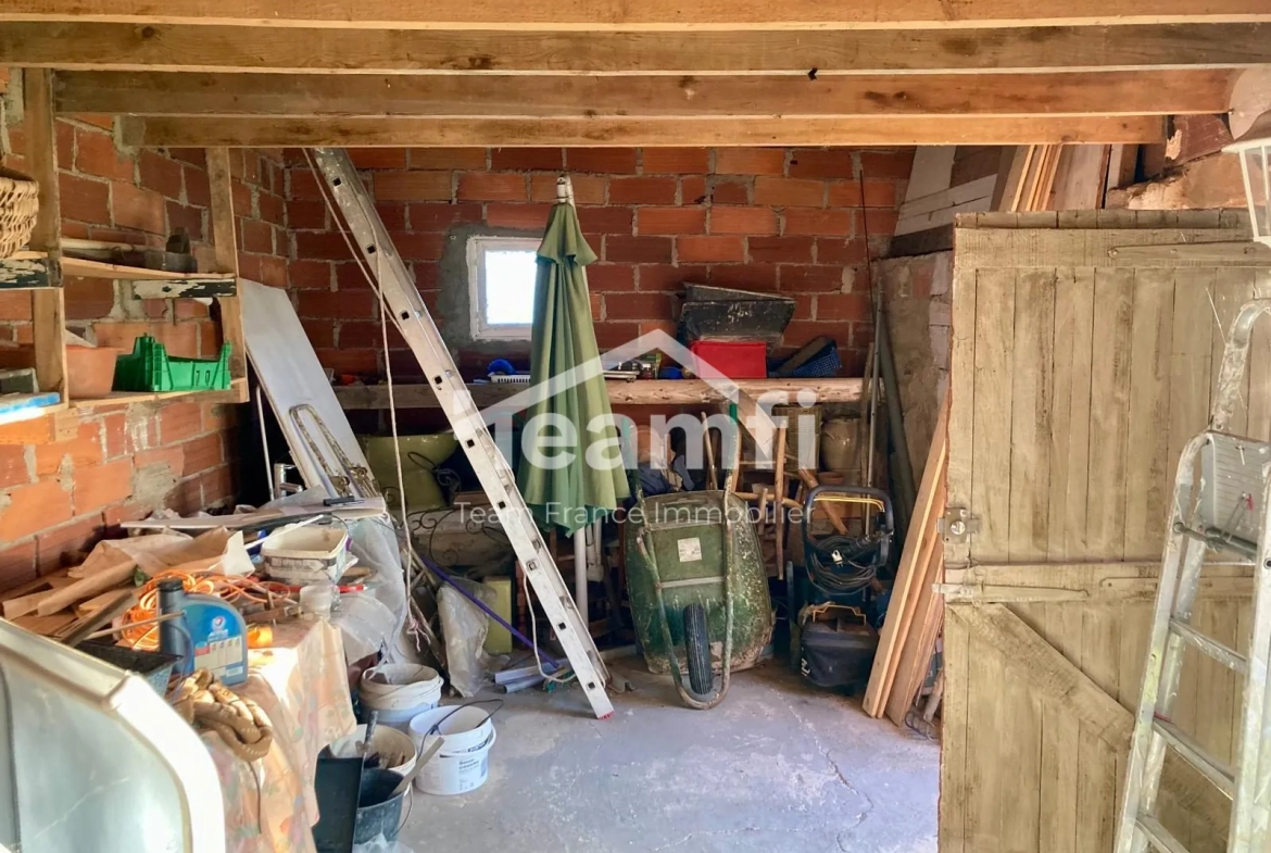 A vendre maison en pierre avec 4 chambres, jardin et potentiel de rénovation à Arconsat 
