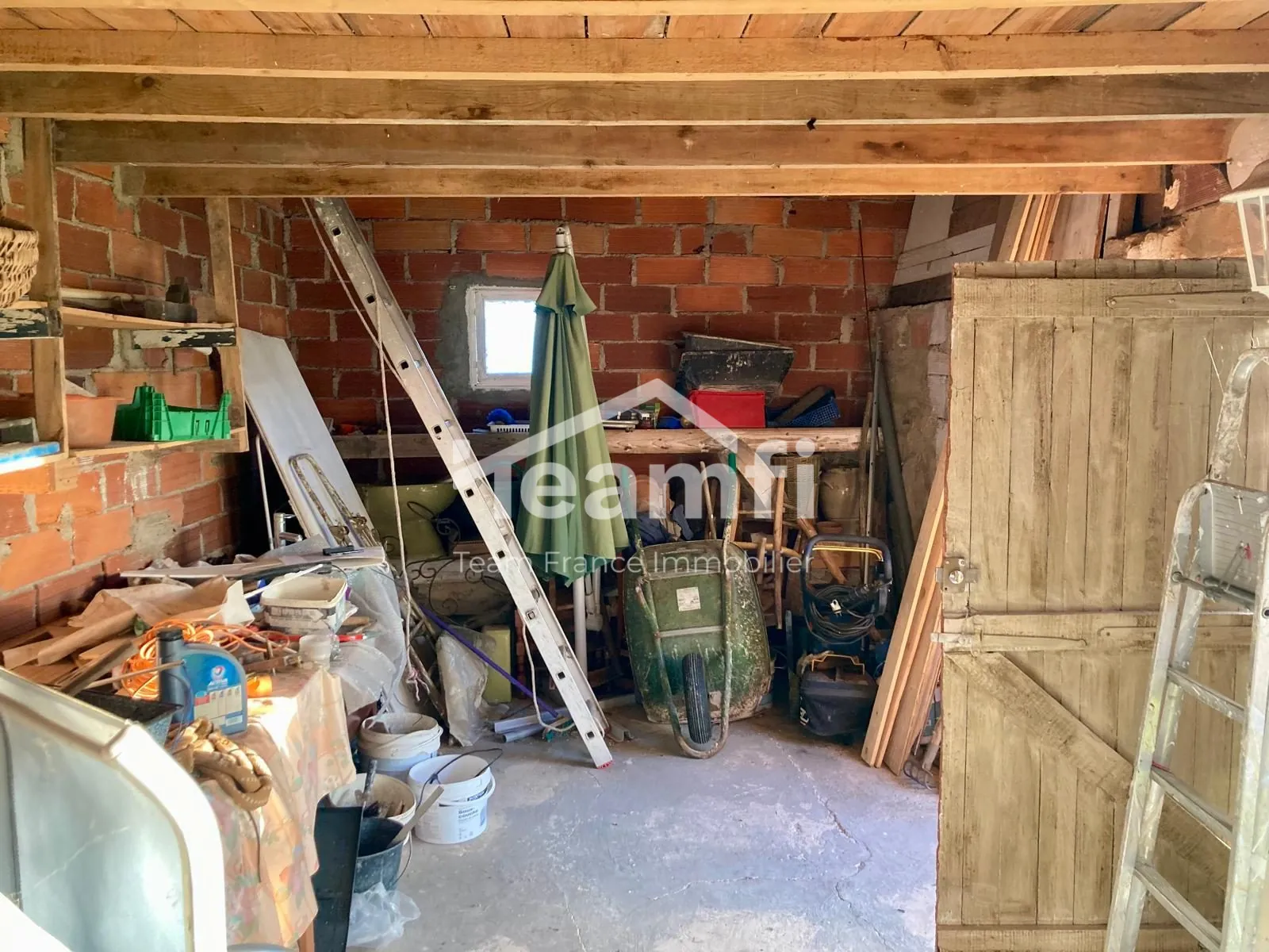 A vendre maison en pierre avec 4 chambres, jardin et potentiel de rénovation à Arconsat 