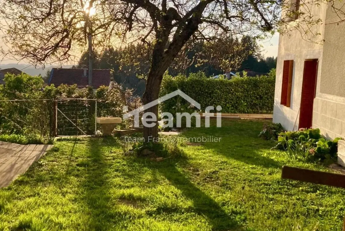 A vendre maison en pierre avec 4 chambres, jardin et potentiel de rénovation à Arconsat 