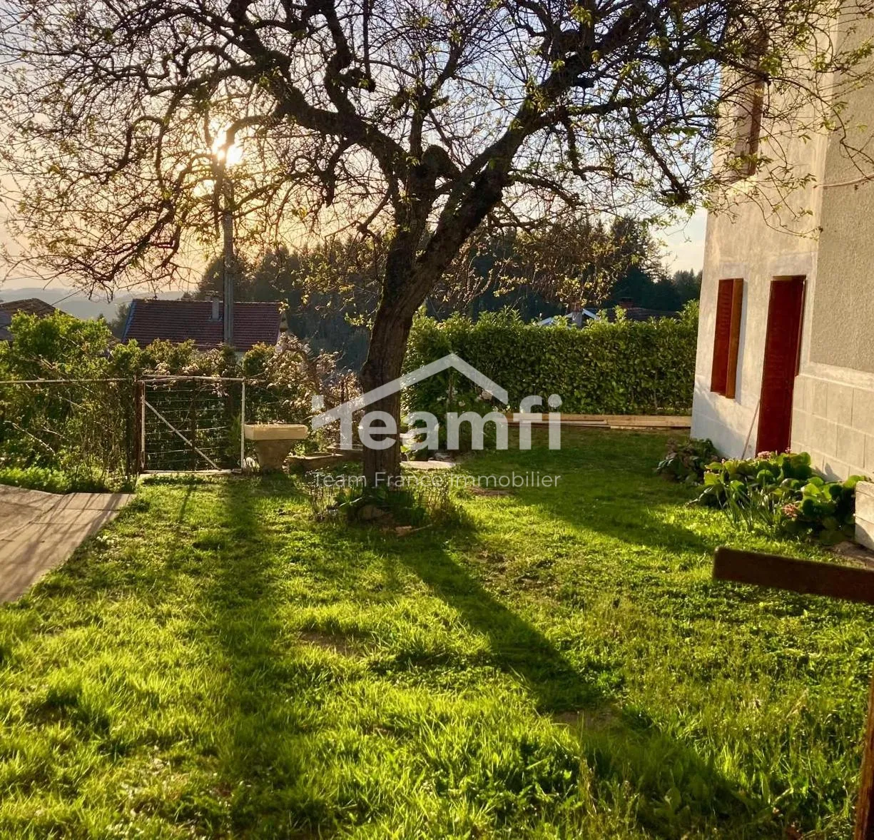 A vendre maison en pierre avec 4 chambres, jardin et potentiel de rénovation à Arconsat 