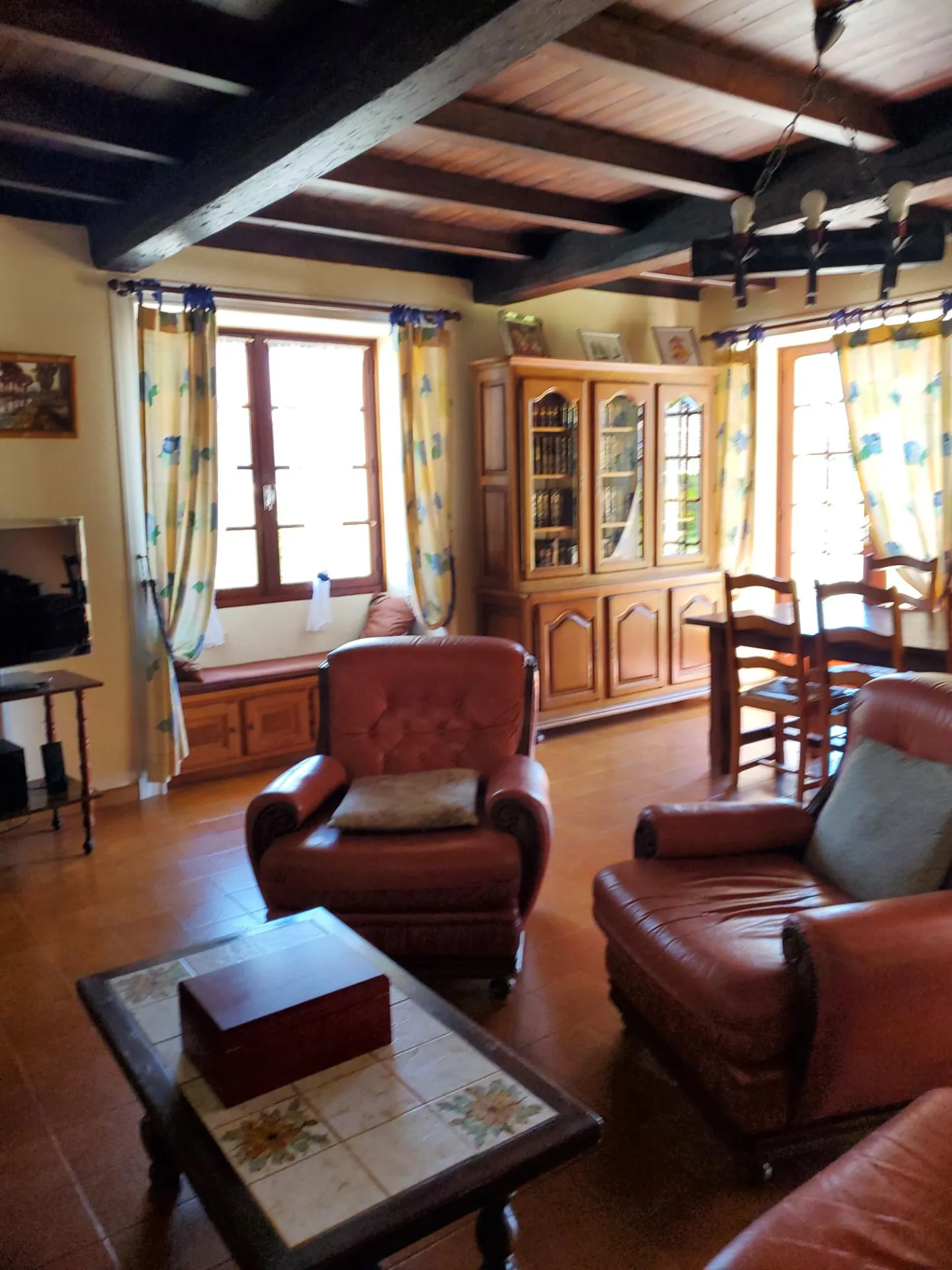 Belle maison charentaise de 197 m² avec dépendances et jardin arboré en Charente-Maritime 