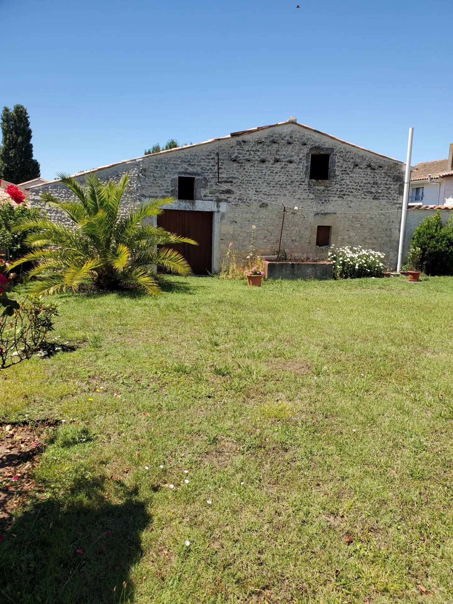 Belle maison charentaise de 197 m² avec dépendances et jardin arboré en Charente-Maritime 