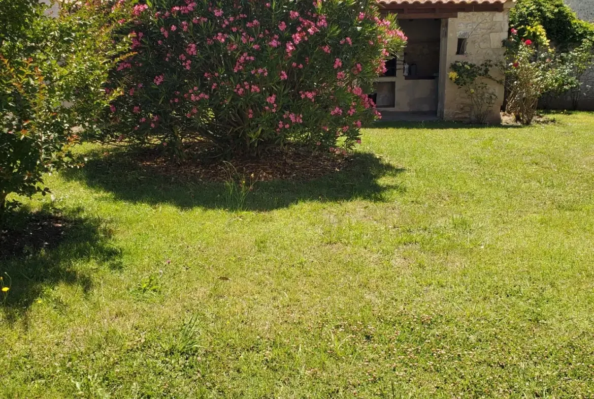 Belle maison charentaise de 197 m² avec dépendances et jardin arboré en Charente-Maritime 