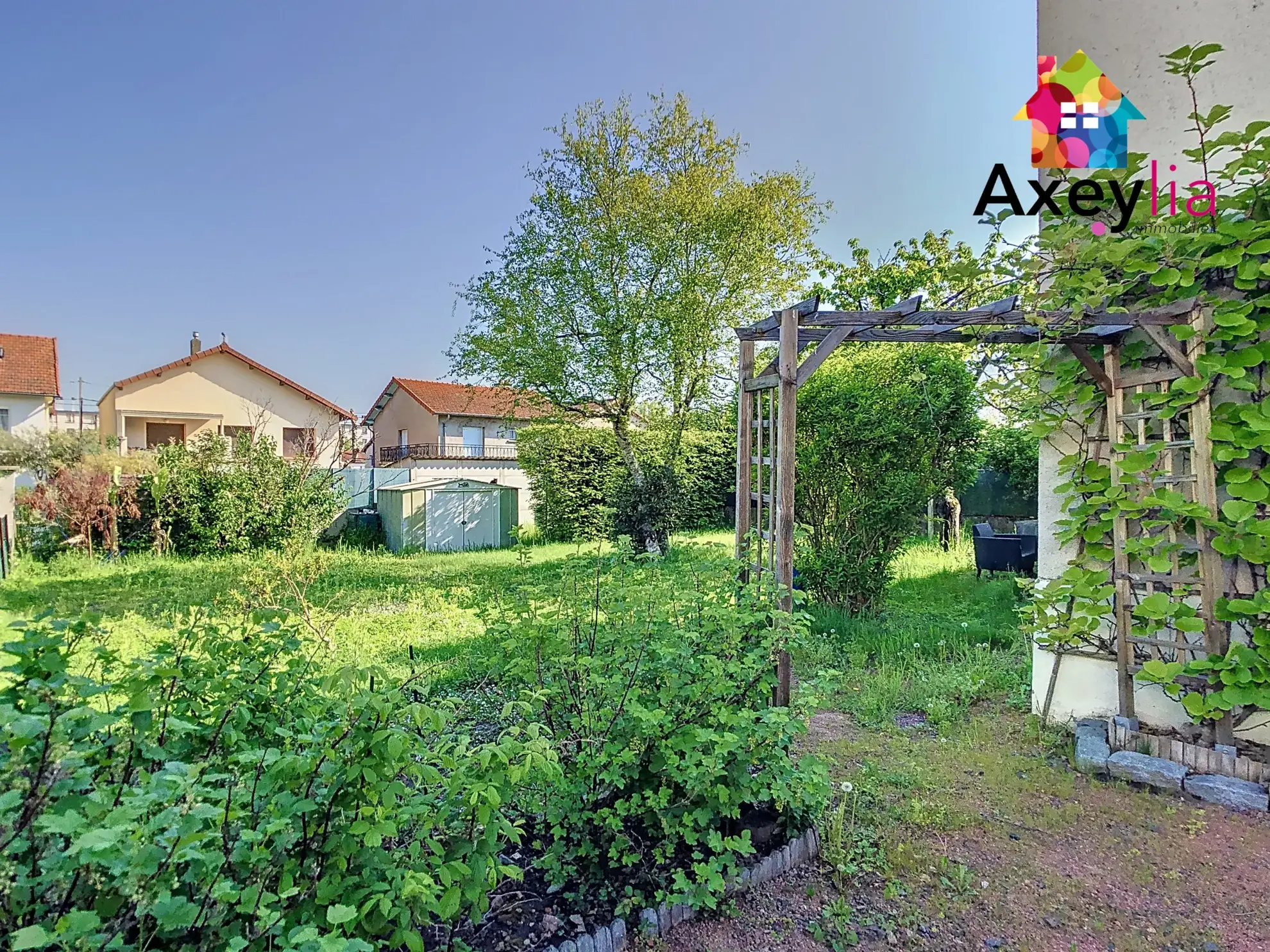 Maison familiale à Roanne de 4 chambres avec terrasse et terrain de 524 m² 