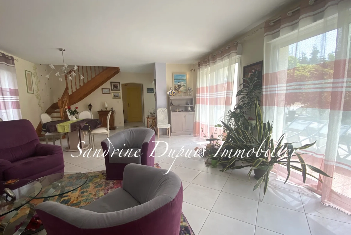 Maison 3 chambres avec piscine et jardin à Chermignac 
