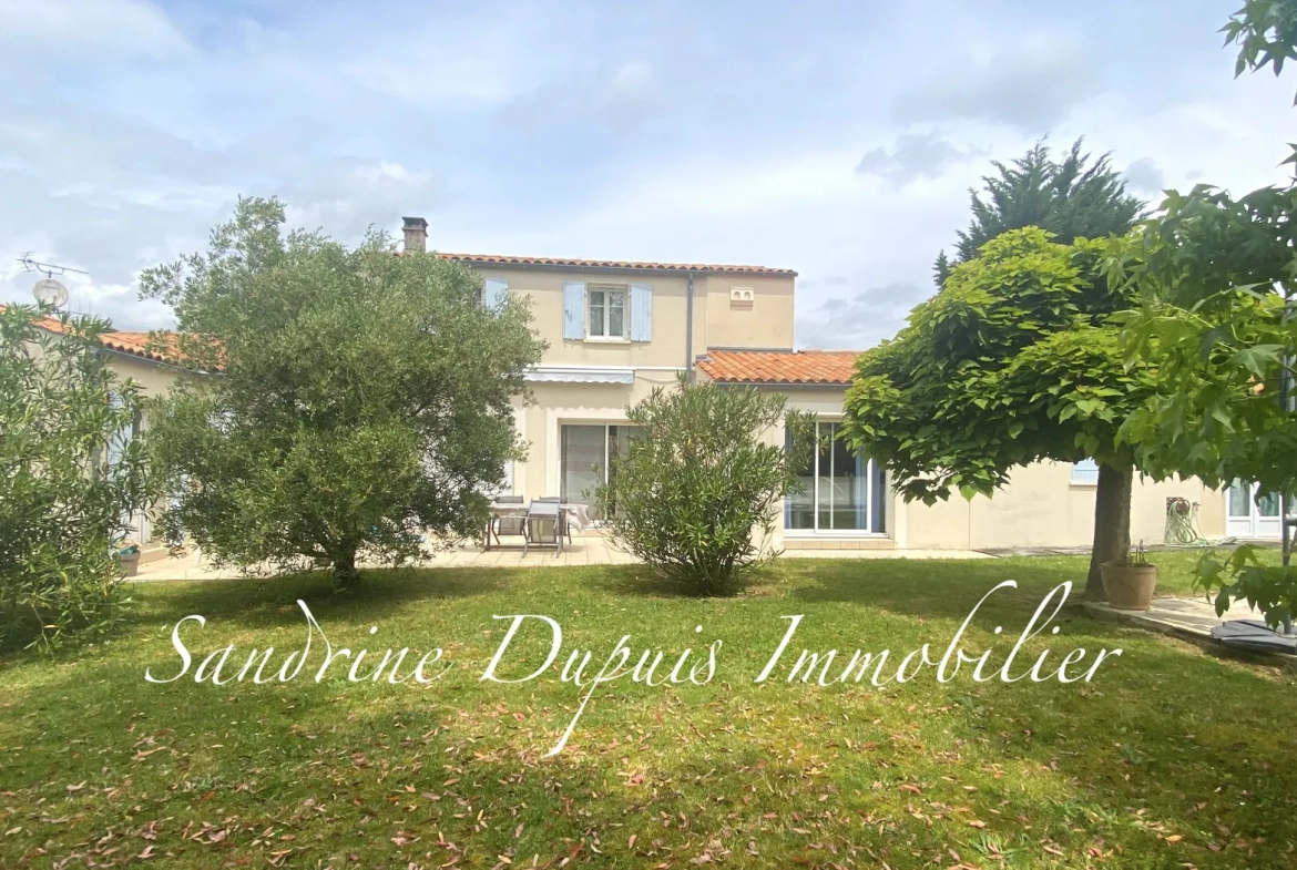 Maison 3 chambres avec piscine et jardin à Chermignac 