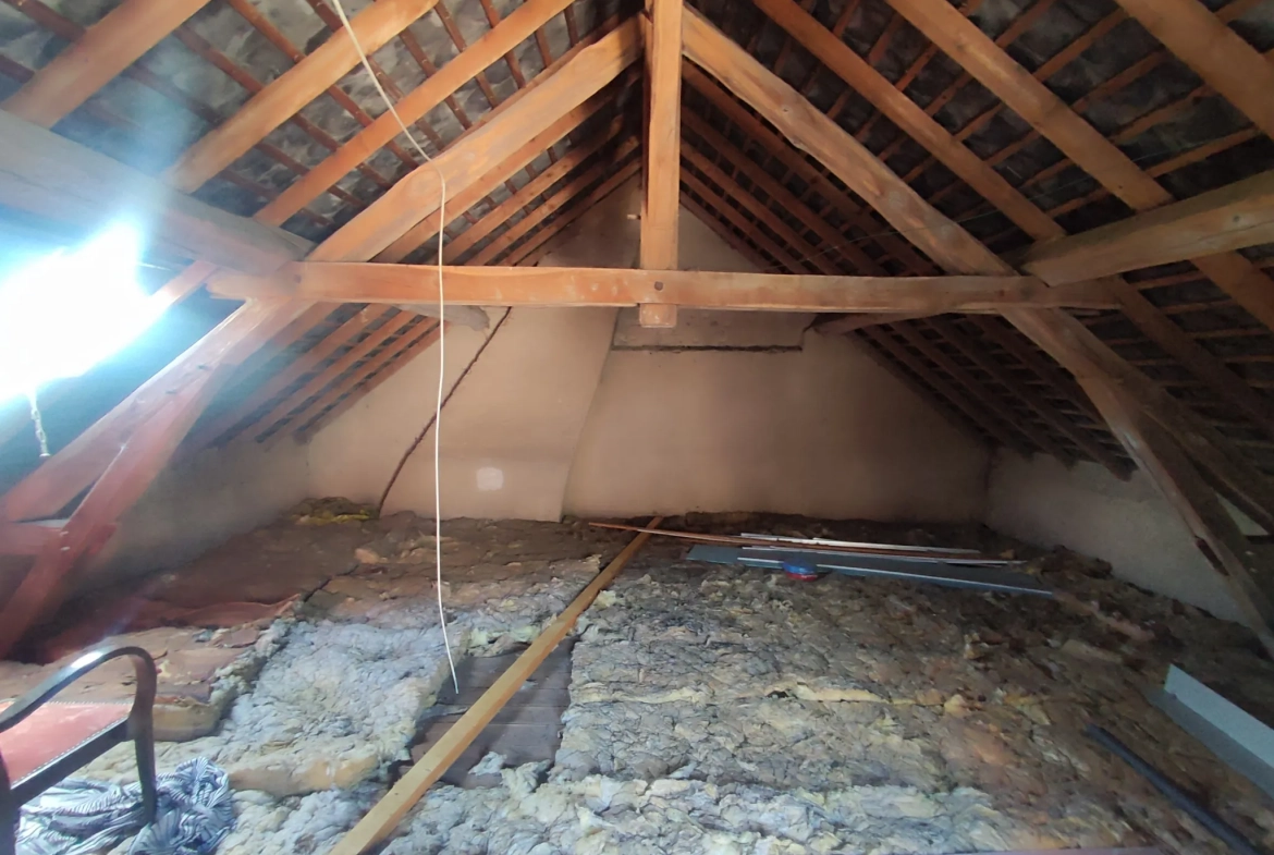 Maison à rénover de 75 m² avec dépendances et terrain à Cossaye, Nièvre 