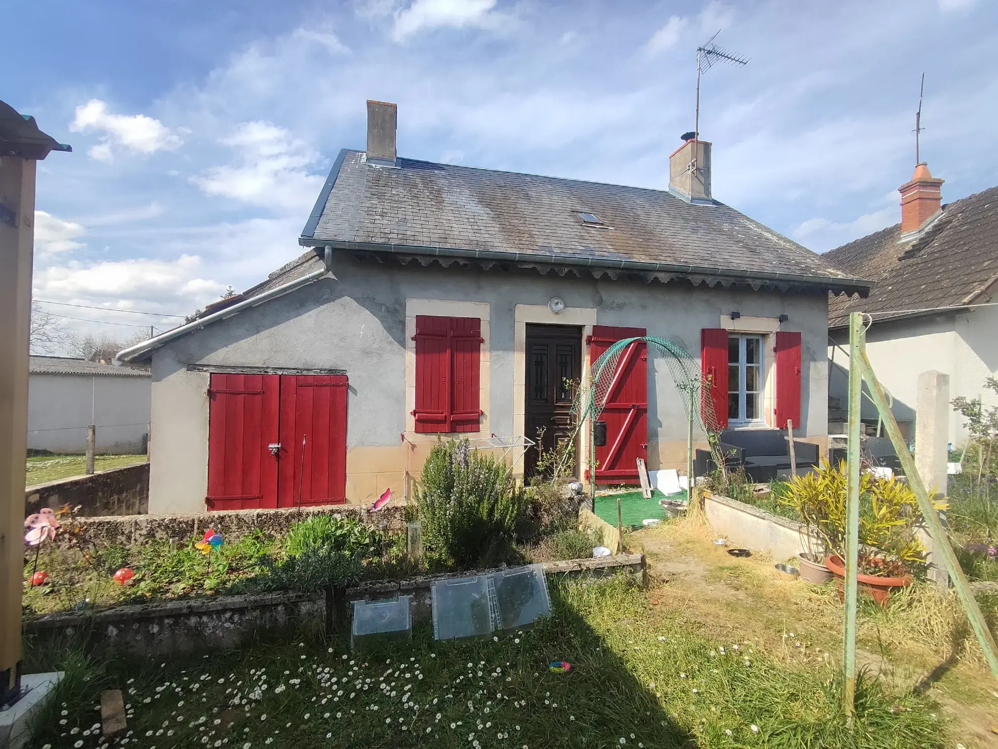Maison à rénover de 75 m² avec dépendances et terrain à Cossaye, Nièvre 