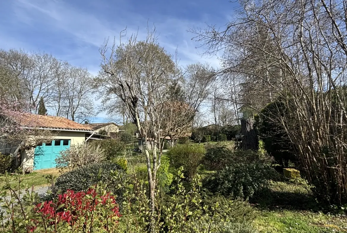 Charmante maison en pierre de 120 m² avec grand terrain à Saint-Denis-de-Pile 