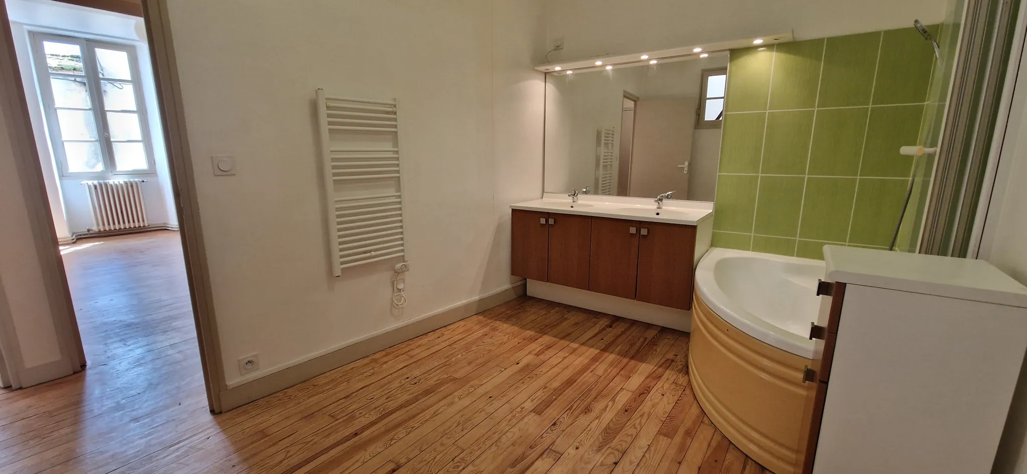 Maison de ville de 110 m² à Bazas, parfait état, sans travaux 