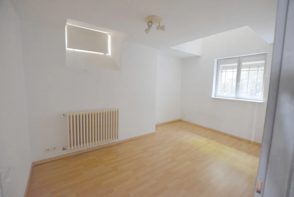 Appartement rénové 5 pièces en centre-ville de Montbéliard avec stationnement 