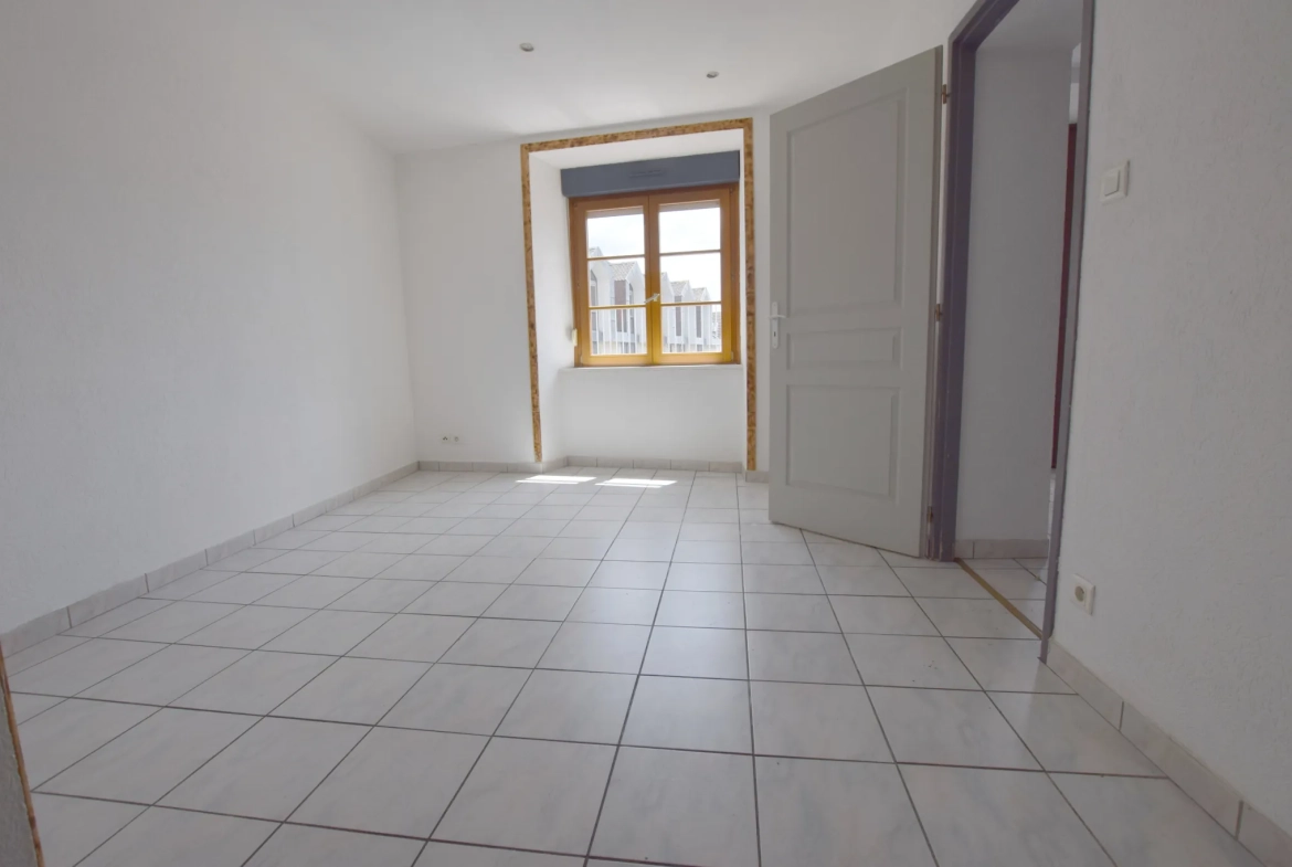 Appartement rénové 5 pièces en centre-ville de Montbéliard avec stationnement 