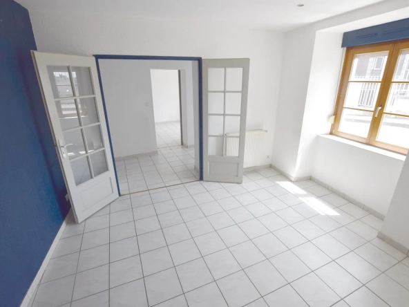 Appartement rénové 5 pièces en centre-ville de Montbéliard avec stationnement
