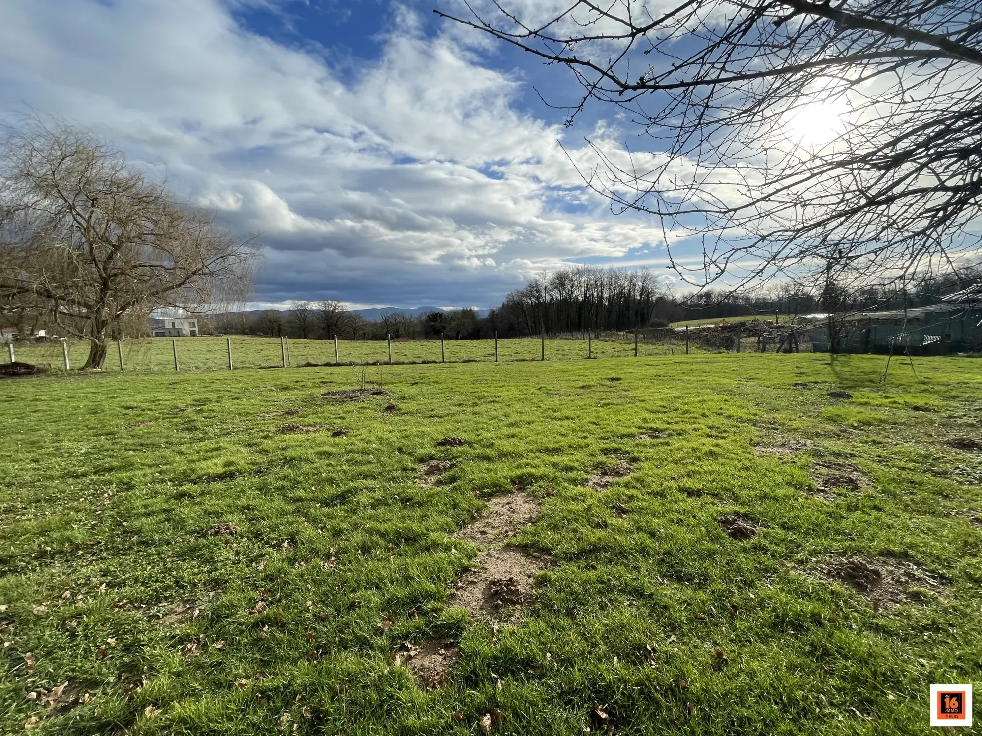 Maison de plain-pied à vendre à Orléat avec grand jardin clos 