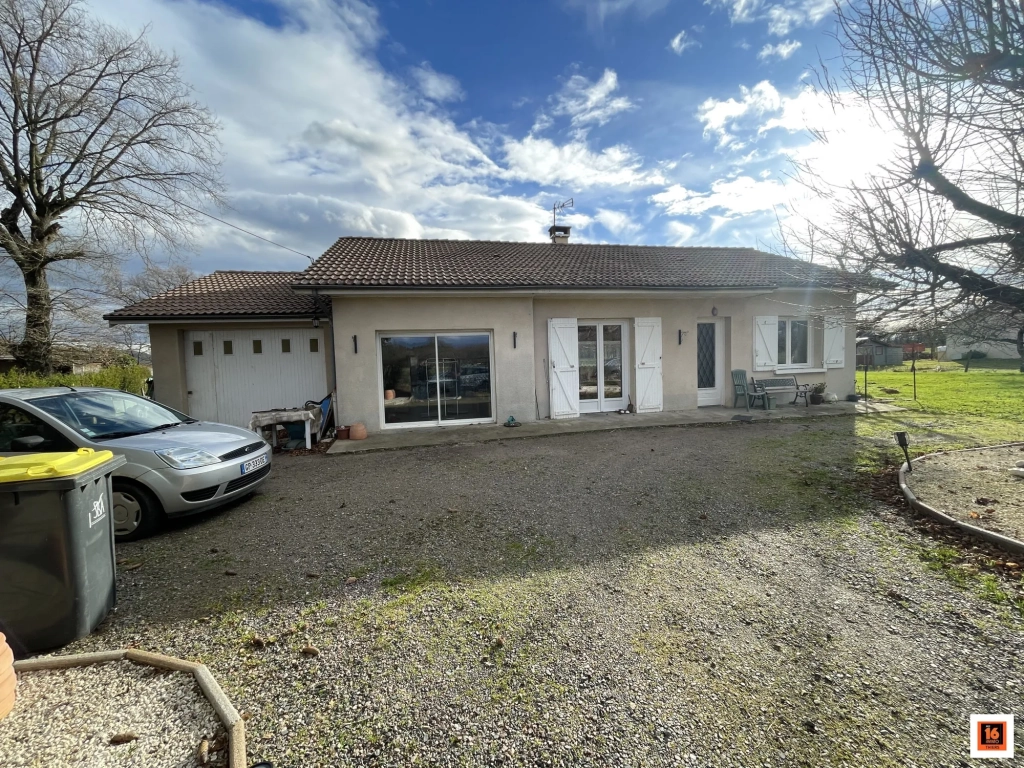 Maison de plain-pied à vendre à Orléat avec grand jardin clos