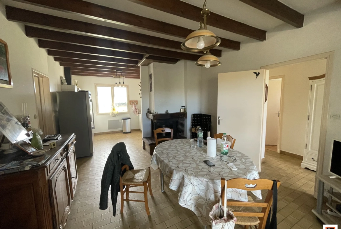Maison de plain-pied à vendre à Orléat avec grand jardin clos 