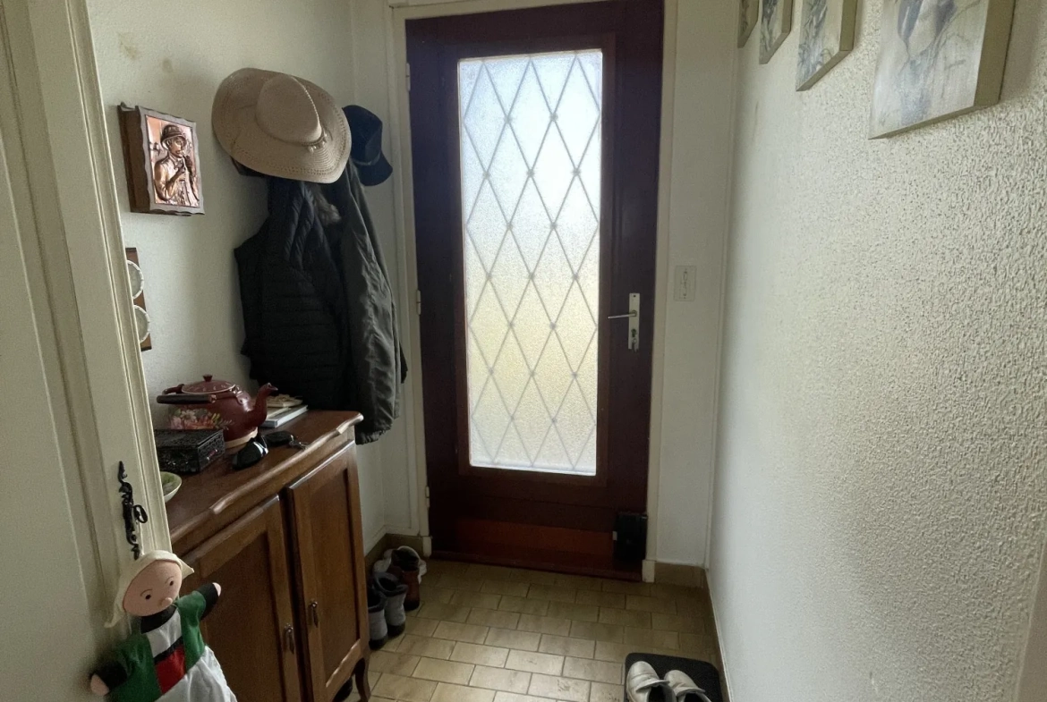 Maison de plain-pied à vendre à Orléat avec grand jardin clos 