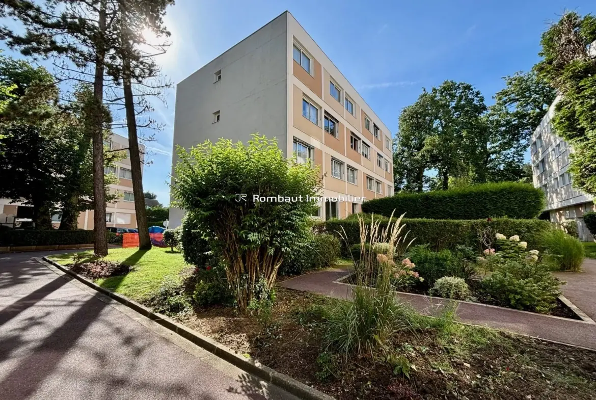 Studio lumineux à vendre dans résidence calme à La Celle-Saint-Cloud 