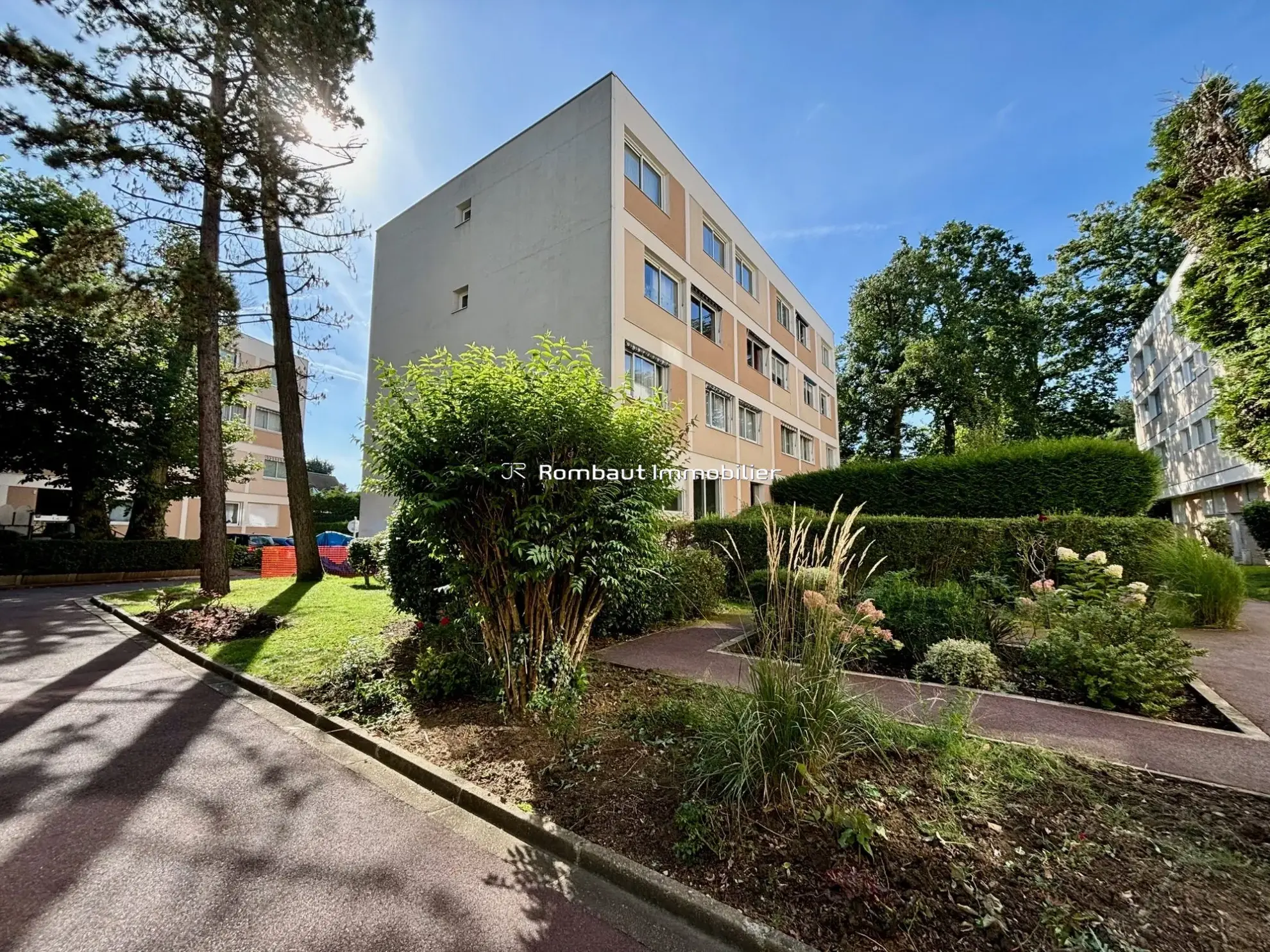 Studio lumineux à vendre dans résidence calme à La Celle-Saint-Cloud 