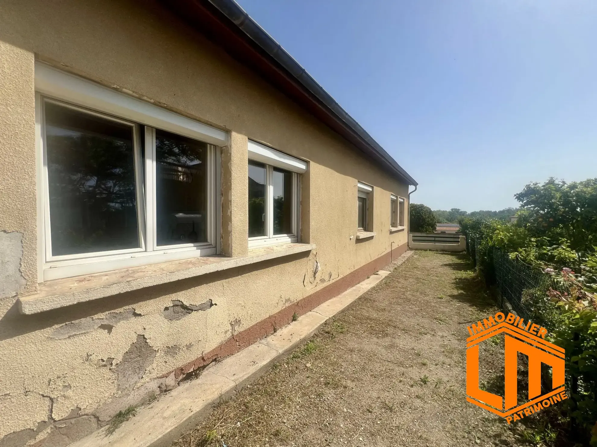 jardin extérieur Maison de plain-pied à Bessan à rénover – 4 chambres et potentiel immobilier idéal 