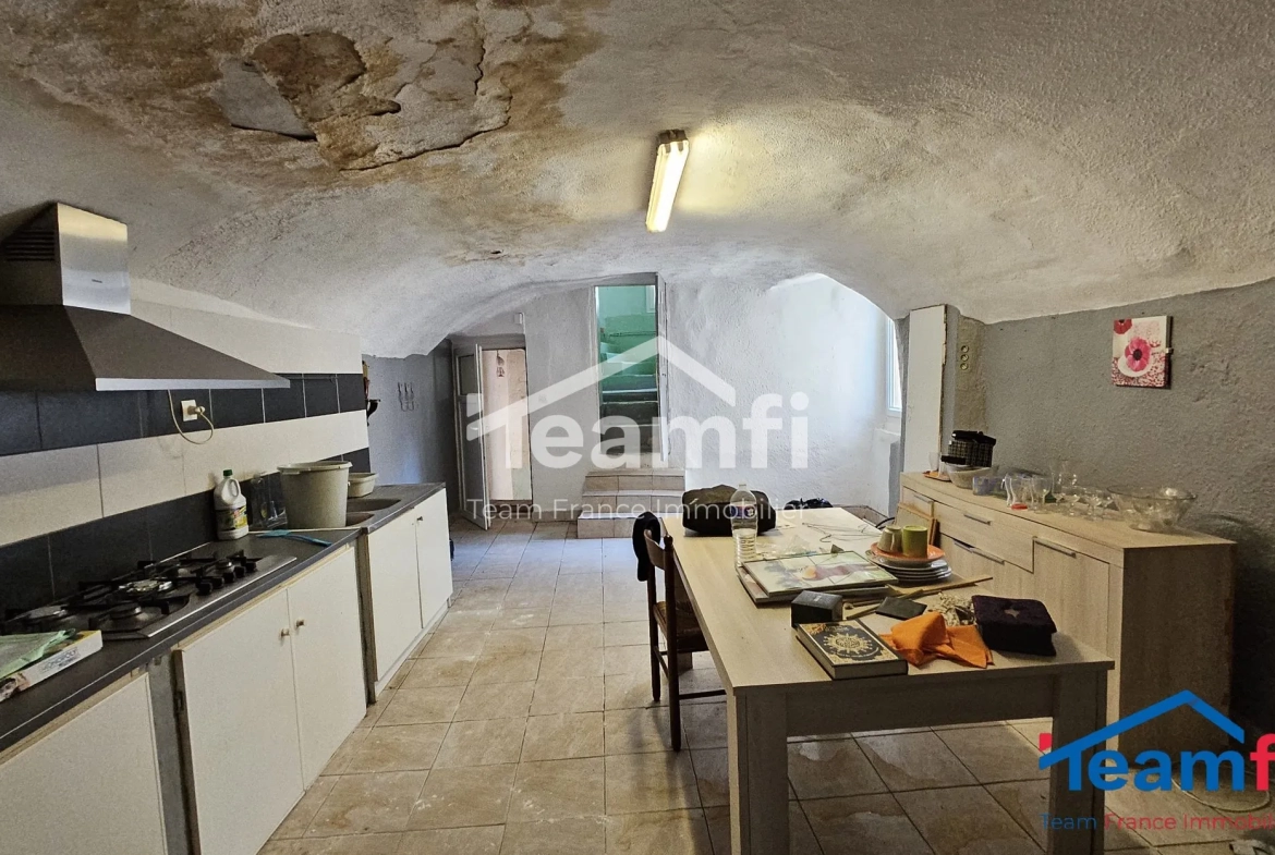 Maison en pierre avec potentiel de rénovation dans les Mages 