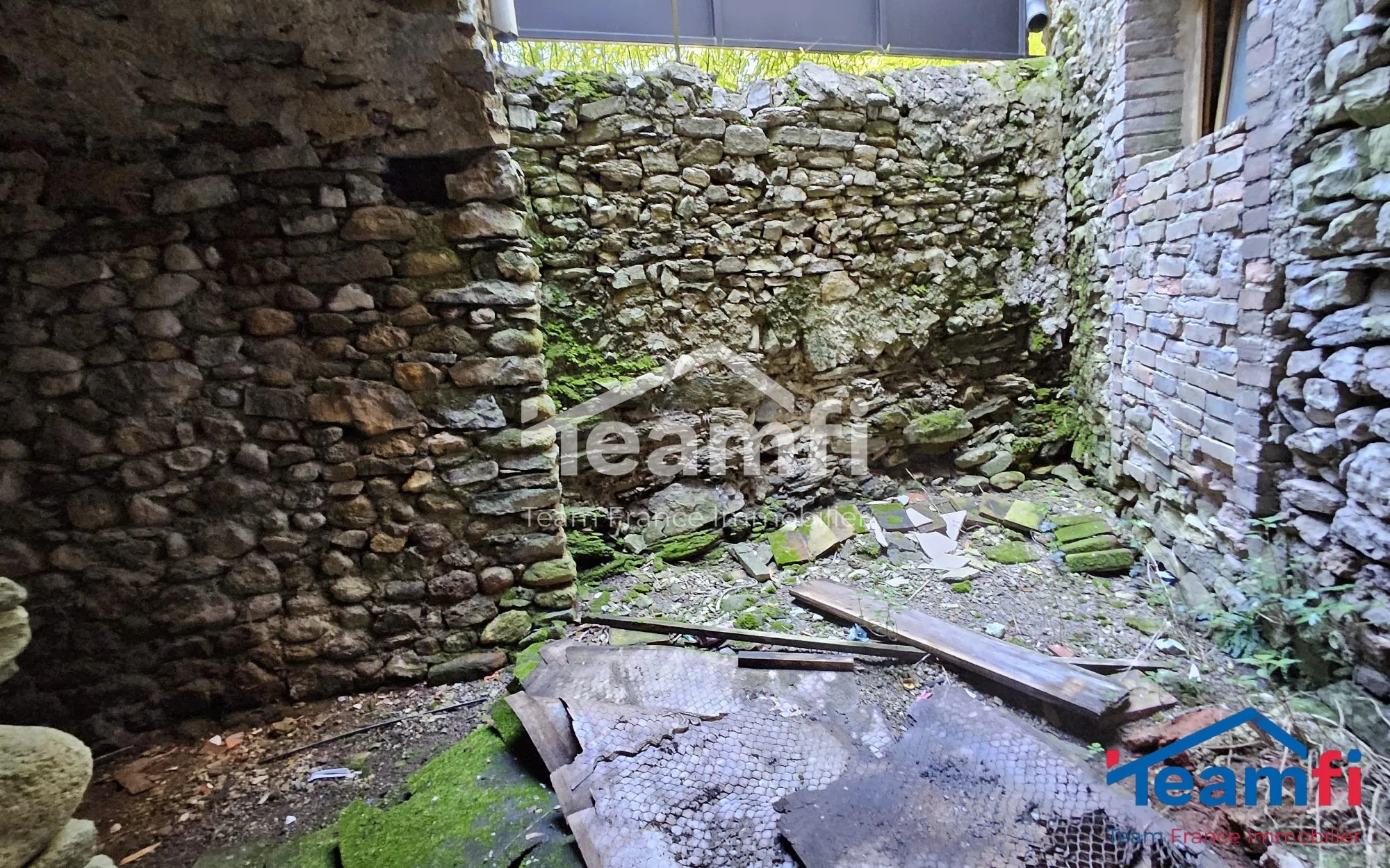 Maison en pierre avec potentiel de rénovation dans les Mages 